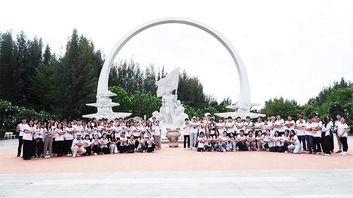 Các thanh niên, thiếu niên kiều bào thăm và dâng hương tại Khu tưởng niệm chiến sĩ Gạc Ma.