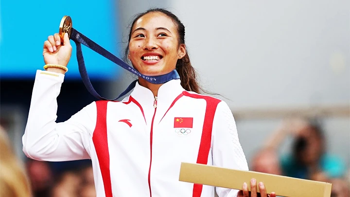 Zheng Qinwen giơ cao HCV đơn nữ tennis tại Olympic Paris 2024.