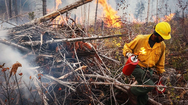 Thành viên của ARC 20 được đào tạo các kỹ năng chữa cháy cần thiết. Ảnh: REUTERS