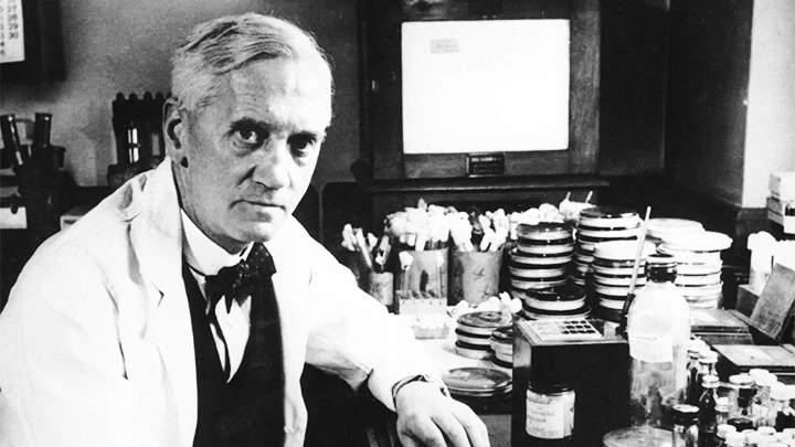 Alexander Fleming, người tìm ra penicillin. Ảnh: CALIBUON