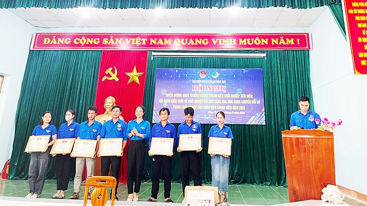 Tuyên dương, khen thưởng những gương thanh niên khởi nghiệp tiêu biểu