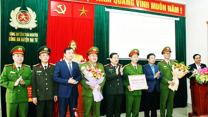 Đại tá Bùi Đức Hải, Giám đốc Công an tỉnh Thái Nguyên trao thưởng cho Thượng tá Trần Minh Cường (thứ tư, trái sang) và tập thể Công an huyện Đại Từ về thành tích xuất sắc trong đấu tranh phòng chống tội phạm năm 2022.