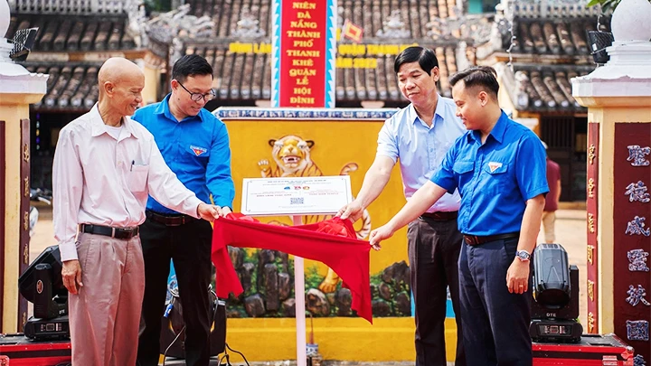 Quận đoàn Thanh Khê trao tặng công trình “số hóa” Di tích đình Thạc Gián.