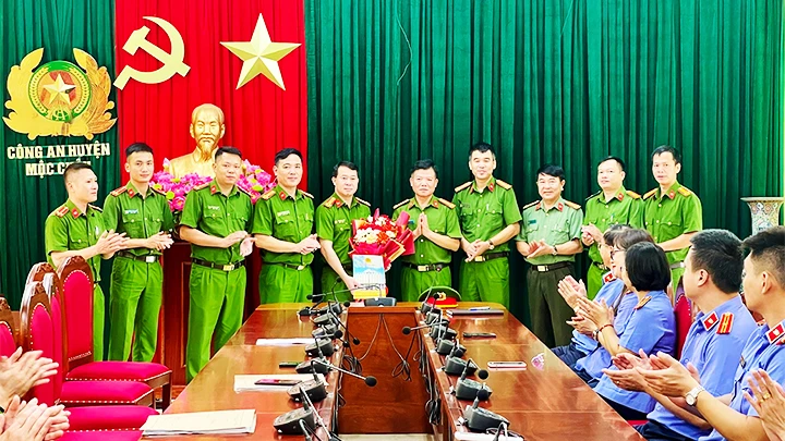 Khen thưởng nóng cho Ban Chuyên án ma túy Mộc Châu.