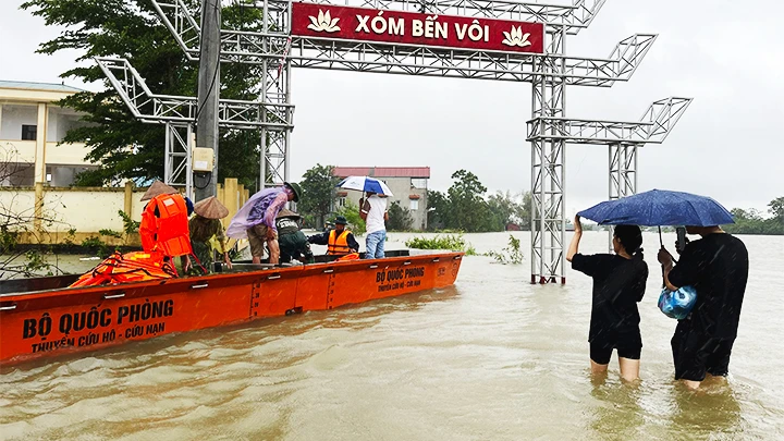 Ngập sâu tại xóm Bến Vôi, xã Cấn Hữu, huyện Quốc Oai, Hà Nội. 