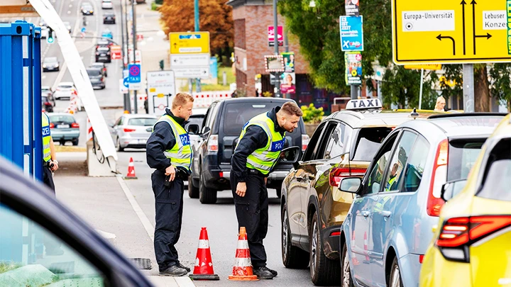 Cảnh sát Đức làm nhiệm vụ tại cửa khẩu biên giới với Bỉ. Ảnh: EURO NEWS