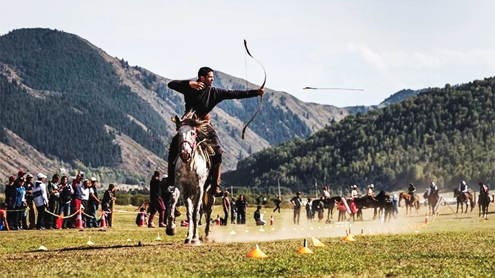 Vận động viên tham gia môn cưỡi ngựa bắn cung. Ảnh: THE ASTANA TIMES