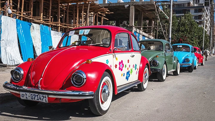 Những chiếc xe Beetle trên đường phố Thủ đô Ethiopia. Ảnh: THE GUARDIAN