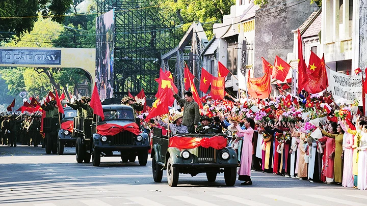 Màn tái hiện đoàn quân trở về giải phóng Thủ đô trong “Ngày hội Văn hóa vì Hòa bình”.