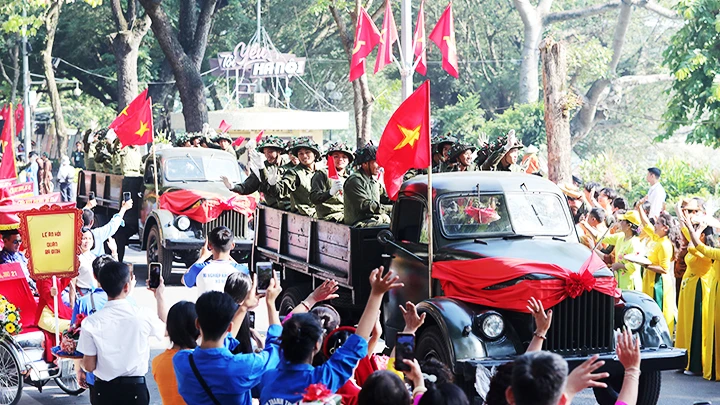 Tái hiện không khí người dân Hà Nội chào đón đoàn quân về tiếp quản Thủ đô. Ảnh: KHIẾU MINH