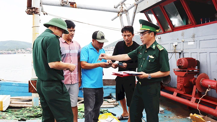 Cán bộ Đồn Biên phòng Quỳnh Phương, BĐBP Nghệ An kiểm tra, nhắc nhở ngư dân tuân thủ các quy định về khai thác thủy sản.