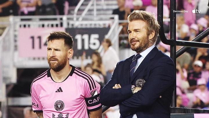 Lionel Messi (trái) cùng chủ tịch Inter Miami David Beckham.