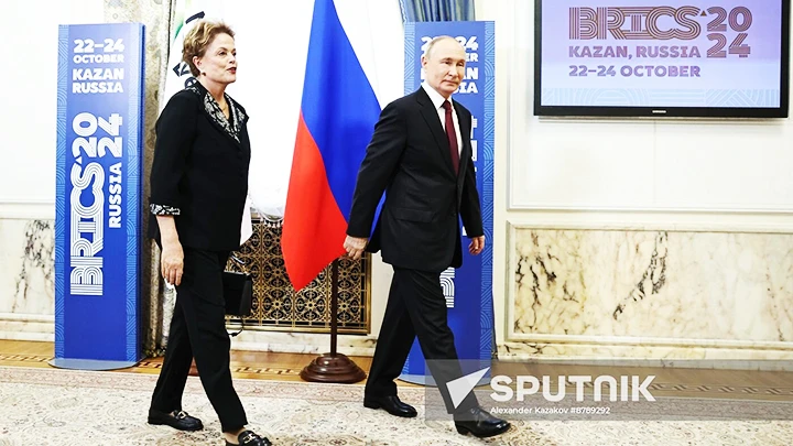 Tổng thống Nga V.Putin (phải) tham dự Hội nghị thượng đỉnh BRICS tại Kazan. Ảnh: SPUTNIK