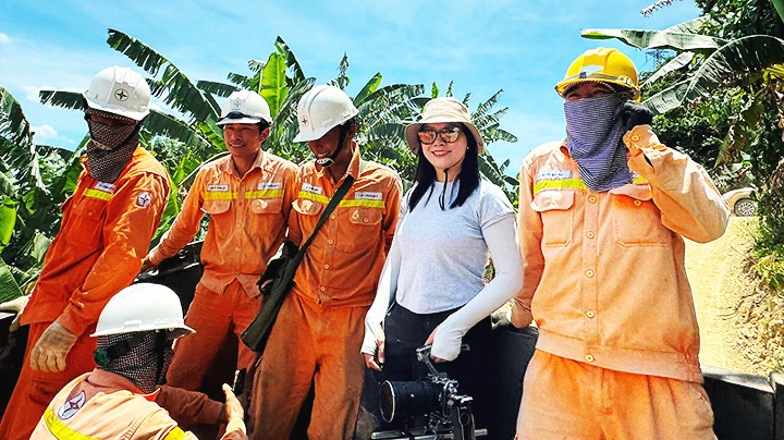 Đạo diễn Việt Bắc cùng anh em công nhân ngành điện.