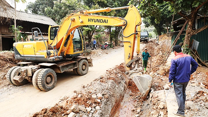 Mở đường giao thông nông thôn ở xã khó khăn miền núi phía bắc. Ảnh: K.MINH