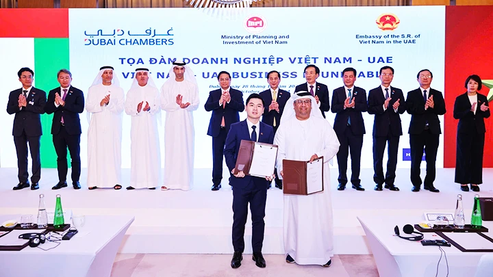 Ông Đỗ Vinh Quang, Phó Chủ tịch Hội đồng quản trị T&T Group (bên trái) và ông Khaled Alshamsi, Chủ tịch Golden Nile trao biên bản ghi nhớ hợp tác. Ảnh: VGP/NHẬT BẮC