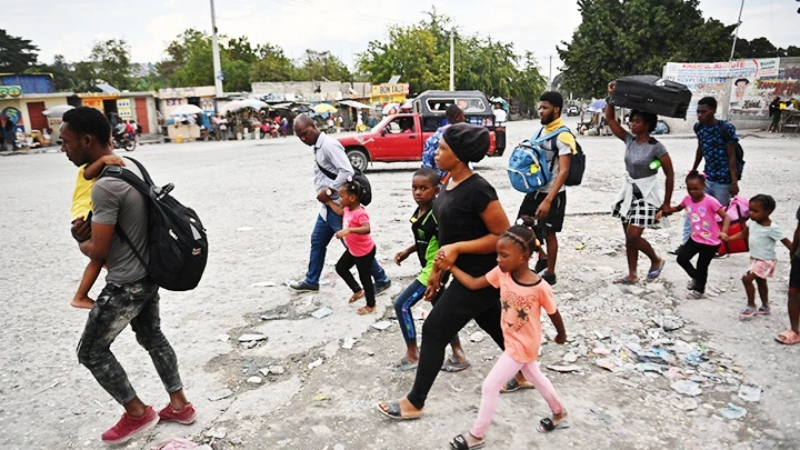 Người dân Thủ đô Port-au-Prince rời bỏ nhà cửa đi lánh nạn. Ảnh: AFP