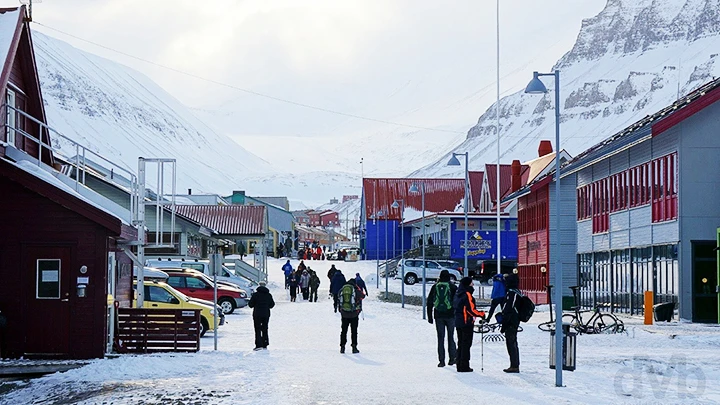 Tuyến phố chính ở thị trấn Longyearbyen. Ảnh: CNN