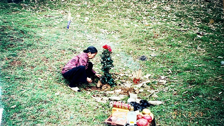 Bà Phạm Thị An lên Cao Bằng thăm mộ chồng - nhà thơ, nhà báo, liệt sĩ Thâm Tâm (1917-1950).