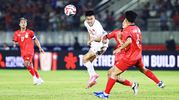 Pha tranh chấp trong trận Lào - Việt Nam tại AFF Cup 2024. Ảnh: AFF