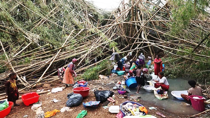 Người dân dọn dẹp sau cơn bão Chido tại Mayotte. Ảnh: REUTERS