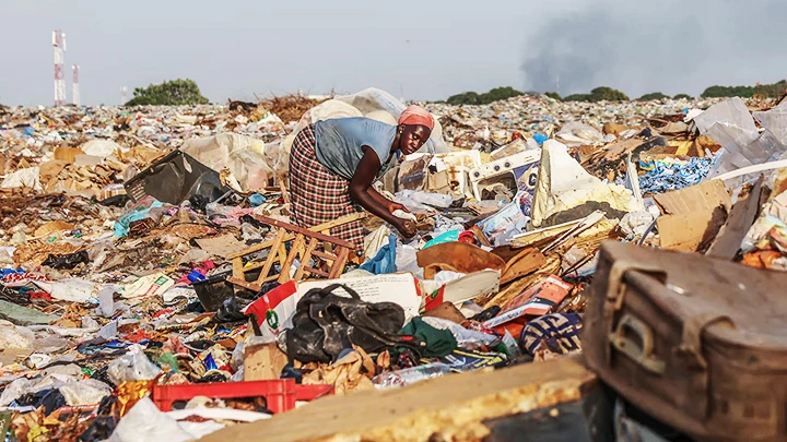 Gambia quá tải vì rác thải nhựa. Ảnh: THE GUARDIAN