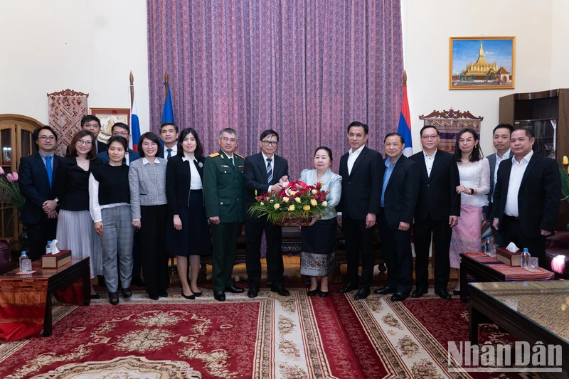 Đoàn Đại sứ quán Việt Nam tại Nga chúc mừng nhân dịp Tết cổ truyền của Lào. (Ảnh: THANH THỂ)