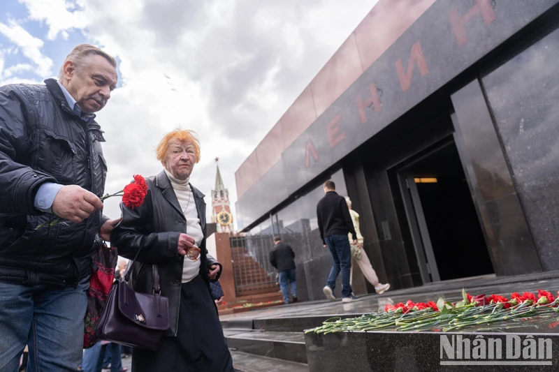 Người dân đặt hoa trước lăng V.I.Lenin. Ảnh: (THANH THỂ)