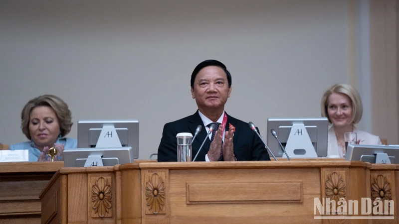 Phó Chủ tịch Quốc hội Nguyễn Khắc Định phát biểu tại Phiên toàn thể. (Ảnh: THANH THỂ)
