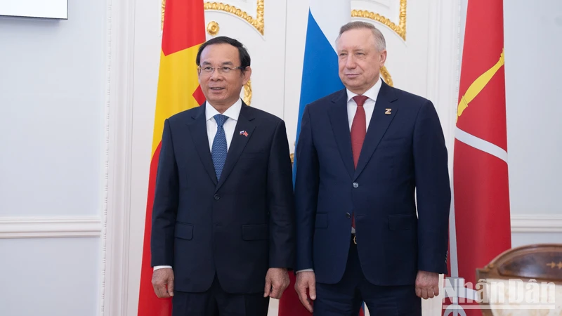 Bí thư Thành ủy Thành phố Hồ Chí Minh Nguyễn Văn Nên (bên trái) và Thống đốc Saint Petersburg Alexander Beglov. (Ảnh: THANH THỂ)