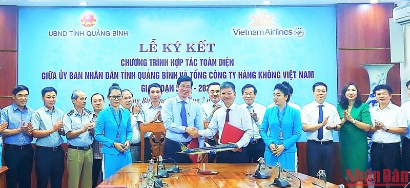 Tỉnh Quảng Bình và Vietnam Airlines ký kết hợp tác cùng phát triển.