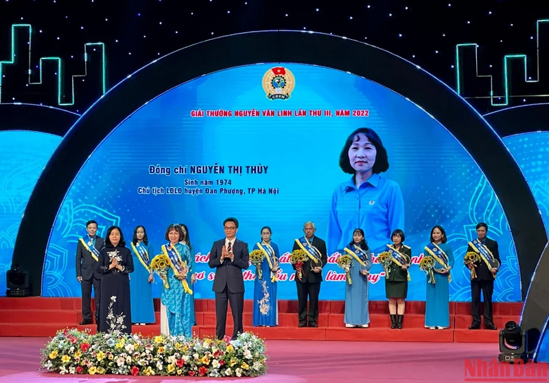Trao Giải thưởng Nguyễn Văn Linh tặng 10 cán bộ công đoàn tiêu biểu.