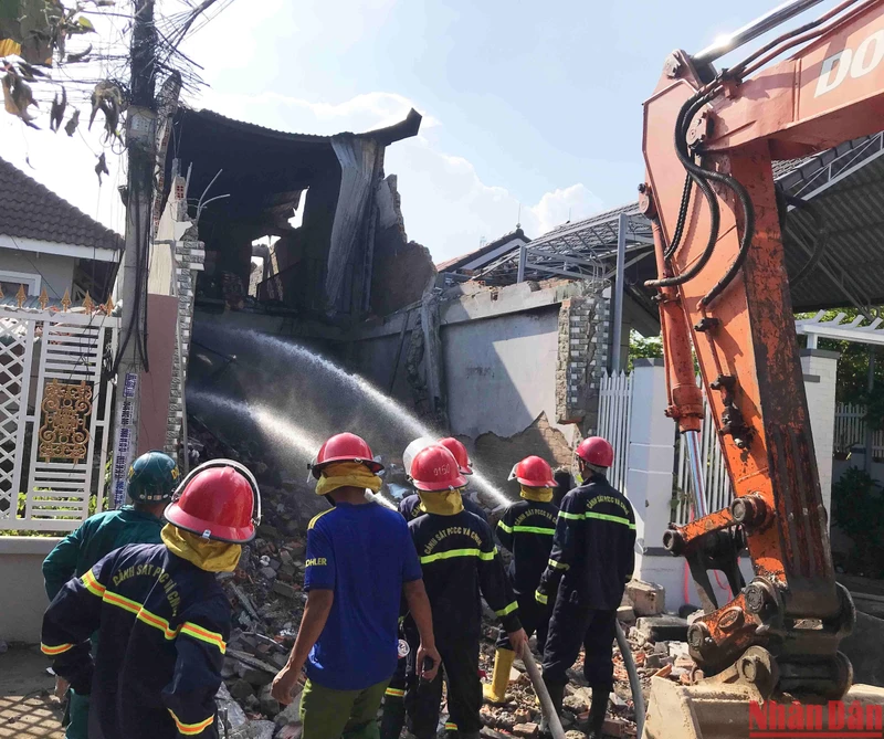 Cán bộ chiến sĩ Phòng Cảnh sát Phòng cháy, chữa cháy và Cứu nạn cứu hộ tỉnh Ninh Thuận luân phiên phun nước để dập đám cháy âm ỉ từ 10-18 giờ ngày 13/8.
