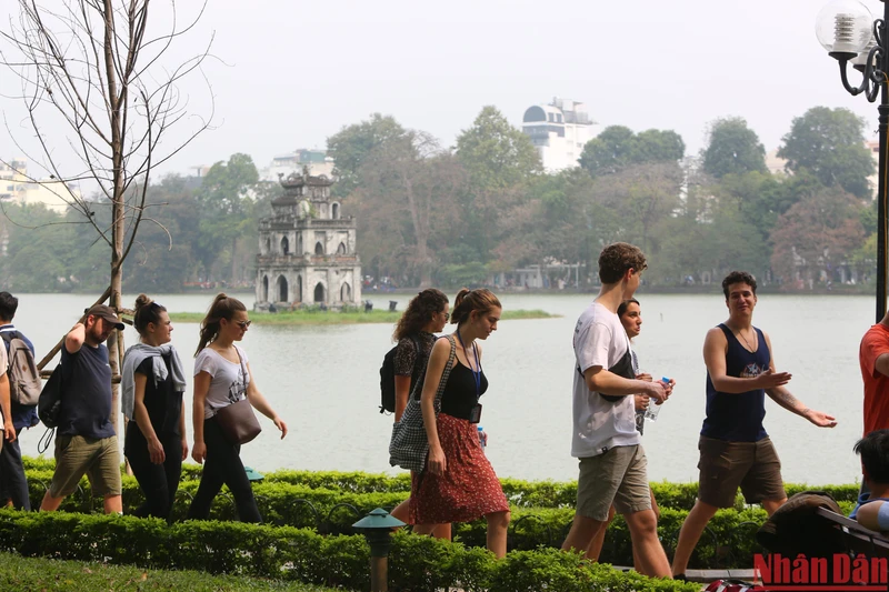 Khách du lịch nước ngoài tham quan hồ Hoàn Kiếm. (Ảnh: THÀNH ĐẠT)