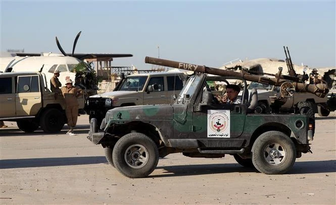 Binh sĩ thuộc quân đội Chính phủ Thống nhất Quốc gia Libya (GNU) gác gần khu vực sân bay quốc tế Tripoli, Libya, ngày 25/7/2022. (Ảnh: AFP/TTXVN)