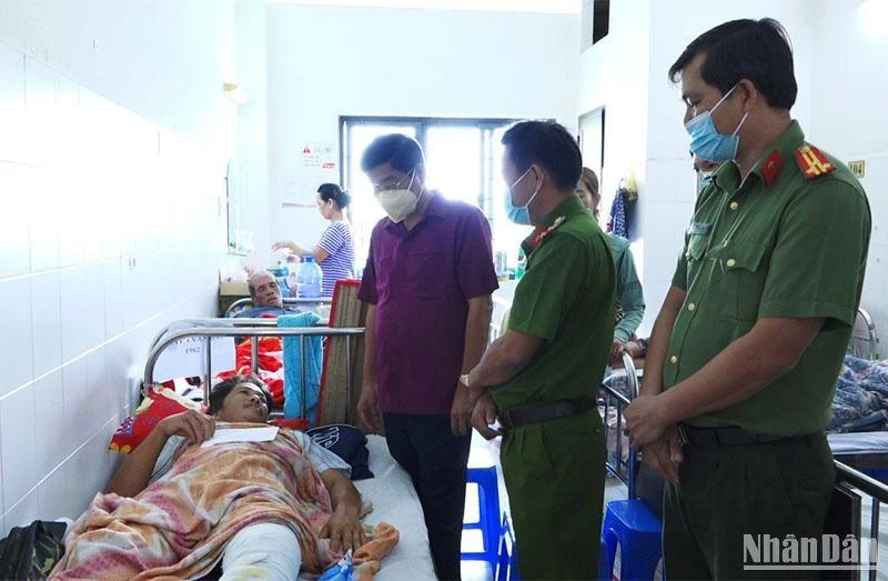 Đại tá Nguyễn Văn Hiểu thăm hỏi, động viên và trao tặng 20 triệu đồng cho đồng chí Nguyễn Long Hải.