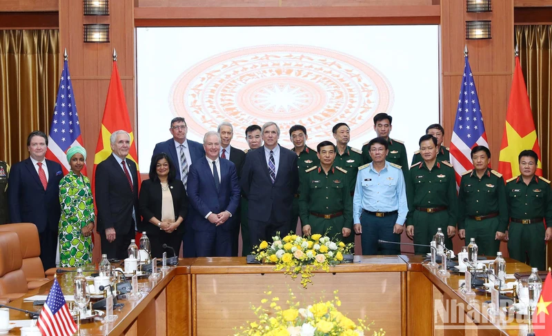 Đại tướng Phan Văn Giang và Thượng Nghị sĩ Jeff Merkley chụp ảnh cùng các đại biểu. 