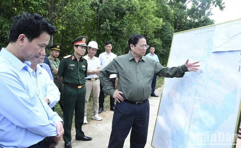 Thủ tướng Phạm Minh Chính đi khảo sát về quy hoạch phát triển các dự án điện gió trên địa bàn tỉnh Kon Tum tại xã Tân Lập, huyện Kon Rẫy. 