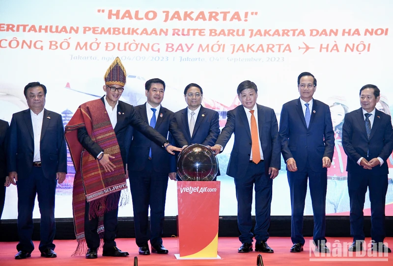 Thủ tướng Phạm Minh Chính và các đại biểu thực hiện nghi thức công bố đường bay thẳng kết nối Hà Nội với Jakarta. 