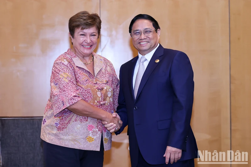Thủ tướng Phạm Minh Chính và Giám đốc điều hành Quỹ Tiền tệ Quốc tế (IMF) Kristalina Georgieva tại Hội nghị Cấp cao ASEAN lần thứ 43. (Ảnh: Nhật Bắc)