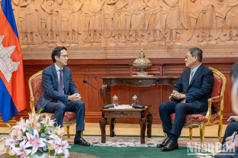 Thứ trưởng Ngoại giao Đỗ Hùng Việt và Phó Thủ tướng, Bộ trưởng Ngoại giao và Hợp tác quốc tế Campuchia Sok Chenda Sophea.