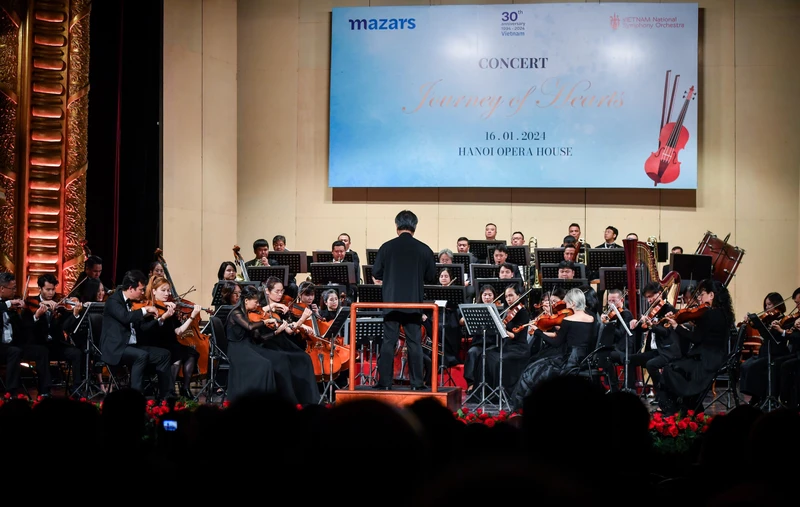 Nhạc trưởng Honna Tetsuji và các nghệ sĩ của Dàn nhạc Giao hưởng Việt Nam biểu diễn Tổ khúc số 1 L’Arlésienne của Georges Bizet. (Ảnh: Thành Đạt)