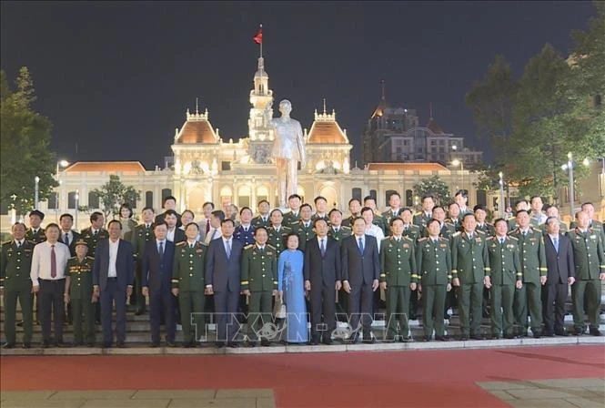 Đoàn đại biểu Lãnh đạo Đảng, Nhà nước chụp ảnh lưu niệm tại chương trình. 