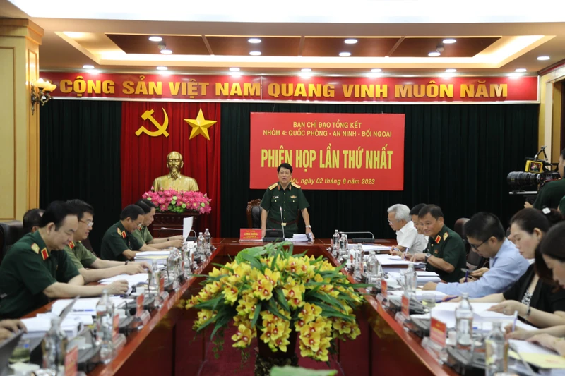 Đại tướng Lương Cường chủ trì phiên họp.