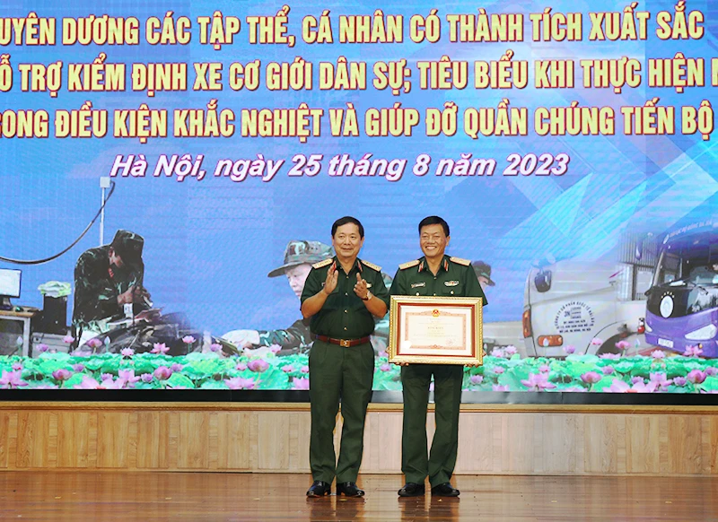 Thừa ủy quyền của Thủ tướng Chính phủ, Thượng tướng Lê Huy Vịnh trao Bằng khen của Thủ tướng Chính phủ tặng Cục Xe-Máy. 