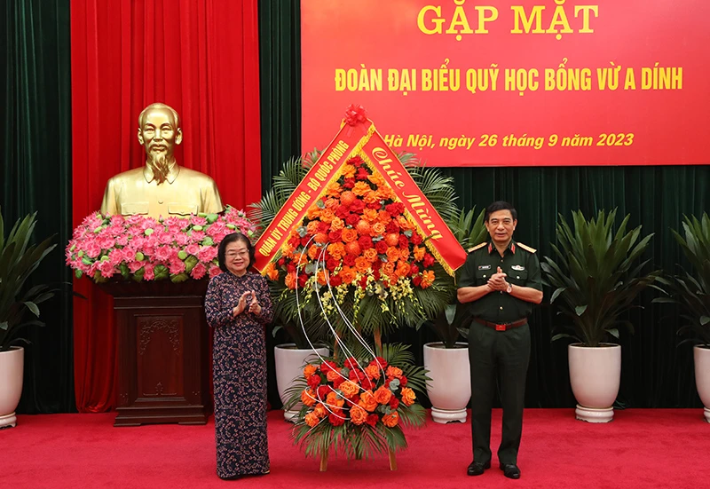 Đại tướng Phan Văn Giang trao lẵng hoa tặng Quỹ học bổng Vừ A Dính.