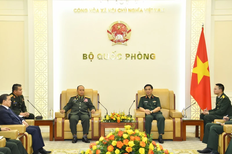 Đại tướng Phan Văn Giang tiếp Thượng tướng Thongloi Silivong.