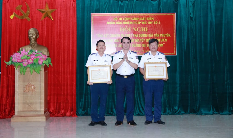Thừa uỷ quyền của Thủ trưởng Bộ Quốc phòng, Thiếu tướng Vũ Trung Kiên trao Bằng khen của Bộ trưởng Quốc phòng tặng một tập thể và một cá nhân.