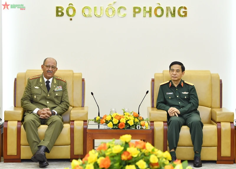 Đại tướng Phan Văn Giang tiếp Thượng tướng Roberto Legrá Sotolongo. (Ảnh: Báo Quân đội nhân dân)
