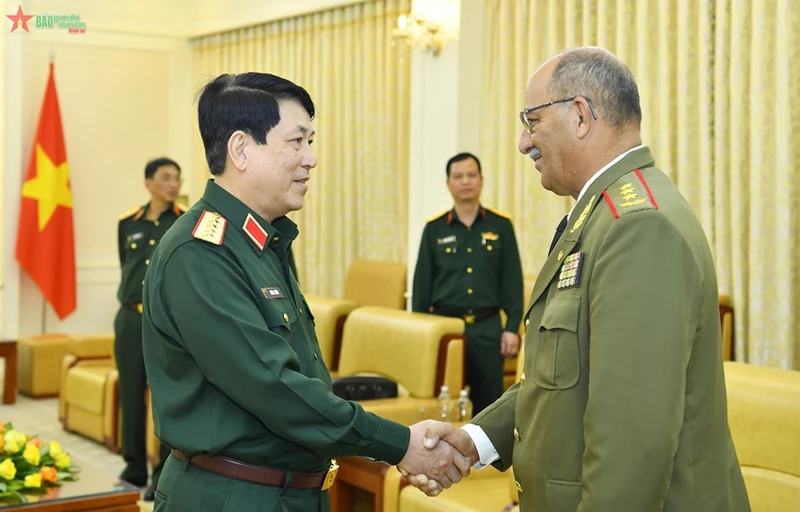 Đại tướng Lương Cường chào mừng Thượng tướng Roberto Legrá Sotolongo sang thăm chính thức Việt Nam. (Ảnh: Báo Quân đội nhân dân)